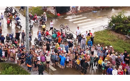 Trực thăng cứu trợ xã Hòa Mỹ, hàng trăm người dân mừng rỡ