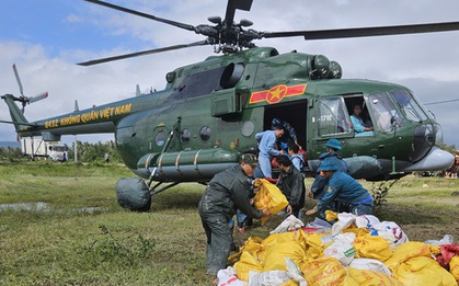 VIDEO: Không quân chở hơn 4 tấn hàng cứu trợ đồng bào khu vực lũ lụt miền Trung