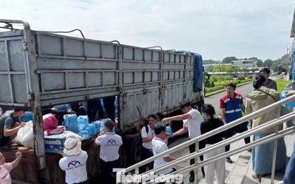 Hơn 180 tấn hàng đổ về các nhà ga metro TPHCM gửi người dân vùng lũ