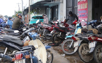 Cảnh người dân Đắk Lắk ùn ùn đi sửa xe sau lũ dữ