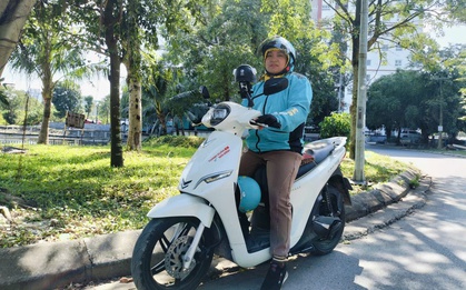 Chuyển từ xe xăng sang VinFast Feliz S chạy Xanh SM Bike, nữ tài xế chia sẻ: ‘Xe điện khỏe người, nếu làm chăm chỉ có thể kiếm 30 triệu/tháng’