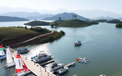 Trải nghiệm du thuyền hạng sang quanh 108 đảo của hồ Núi Cốc