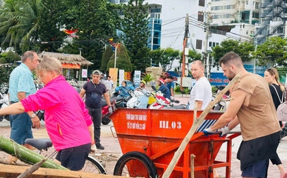 Du lịch Việt Nam đúng đợt mưa bão, khách Tây có thêm trải nghiệm mới: Ai nhìn cũng mừng vui