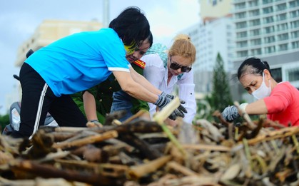 Du khách nước ngoài cùng người dân dọn rác trên biển Nha Trang sau lũ lịch sử