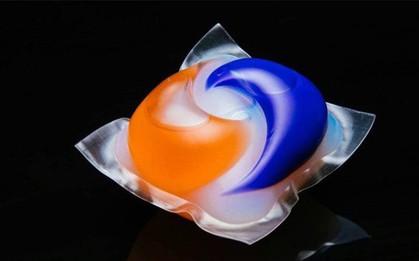 Viên giặt vỡ bắn vào mắt, người phụ nữ gần như mù một bên