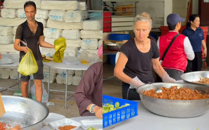 Khách Tây "hòa tan" khi cứu trợ miền Trung, dùng Google dịch nhắn gửi đến bà con bản địa