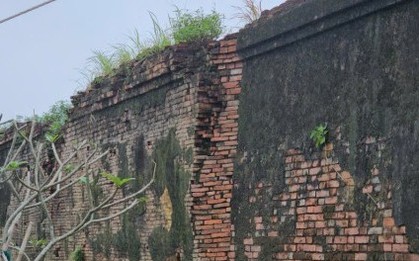 Cảnh hư hại trên Hoàng thành triều Nguyễn sau đợt mưa lũ lịch sử