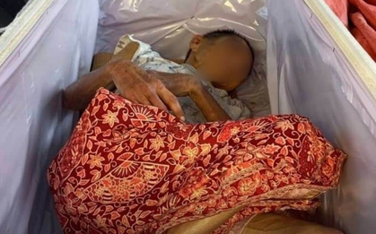 Đang đưa quan tài đi hỏa táng thì nghe thấy tiếng gõ từ bên trong, mở ra tất cả đều sững sờ