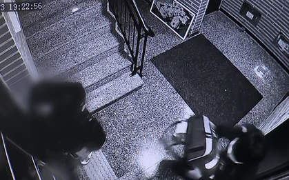 Bắt khẩn cấp mẹ ruột và cha dượng nghi bạo hành khiến bé 16 tháng tử vong