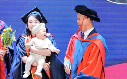 Tân thạc sĩ bế con nhận bằng, khoảnh khắc em bé mỉm cười gây "bão" mạng xã hội