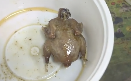 Mua gà rán nguyên con chỉ 7.000 đồng, cô gái "cười ngất" trước cách làm của người bán hàng