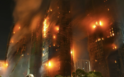 Bắt 3 người sau vụ cháy kinh hoàng khiến ít nhất 36 người chết ở Hong Kong: Hé lộ vật liệu khiến ngọn lửa bùng lan như “quái vật”