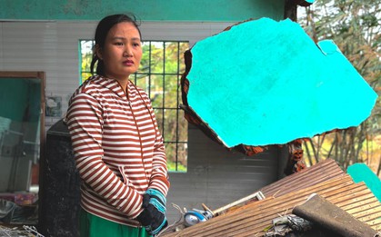 Đứa trẻ còn đỏ hỏn và 15 tiếng cùng mẹ, chị bám nóc nhà trong cơn lũ dữ