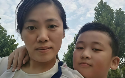 Đang ôm con trai 12 tuổi vỗ về, bà mẹ Hà Nội nhận 2 câu hỏi “nhạy cảm” khiến chị đứng tim: “Không lẽ giờ mẹ không được ôm con nữa?”