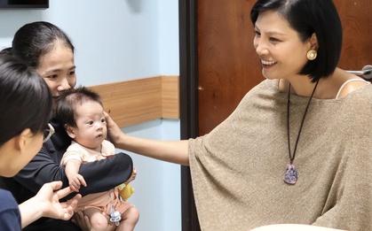 Doanh nhân Vũ Cẩm Nhung đại diện Tenamyd Cosmetic thăm các em bé mổ tim