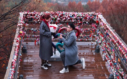 MC Huyền Trang Mù Tạt được "hoàng tử ĐT Việt Nam" cầu hôn, hội cầu thủ Duy Mạnh, Xuân Trường phản ứng cực gắt