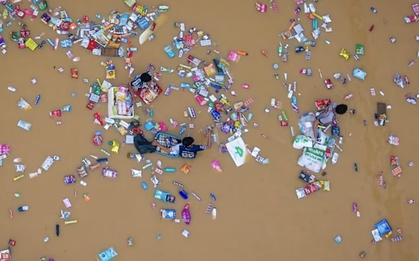 Nhà xác Thái Lan quá tải sau lũ lụt, phải dùng xe tải đông lạnh