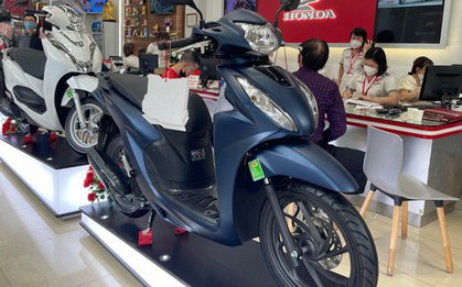 Loạt xe ga Honda bất ngờ bị đội giá, có mẫu còn chênh cả chục triệu