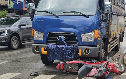 Hai ông cháu đi xe máy bị xe tải tông tử vong thương tâm