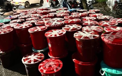 Gỡ bí mật bên trong những chiếc thùng vận chuyển từ Huế vào vùng lũ: Mỗi thùng nặng 20kg