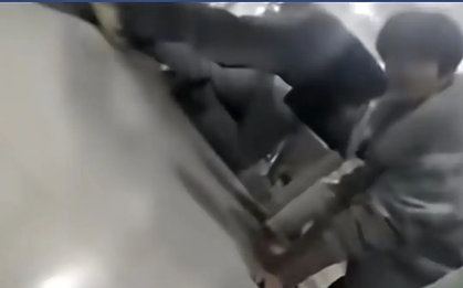 Không tin nổi: Giáo viên bắt học sinh quỳ giữa trời lạnh vì "không dọn vệ sinh", mỗi người bị tát 5 lần mới được vào KTX