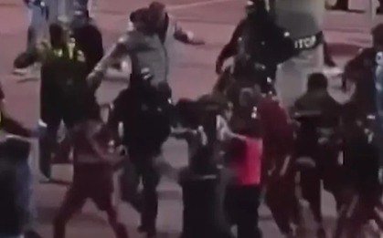 Ẩu đả kinh hoàng trên sân bóng: 17 người bị đuổi khỏi sân, HLV bị đánh phải cấp cứu gấp