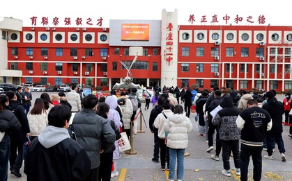 Sắp diễn ra cuộc "đại chiến" tại nền kinh tế lớn thứ 2 thế giới: Kỷ lục 3,7 triệu người cạnh tranh giành "bát cơm sắt", tỷ lệ 1 chọi gần 100, ôn thi bất kể ngày đêm