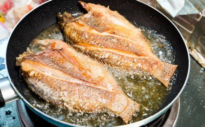 Cách rán cá không tanh, vàng giòn, ngon hơn ngoài hàng