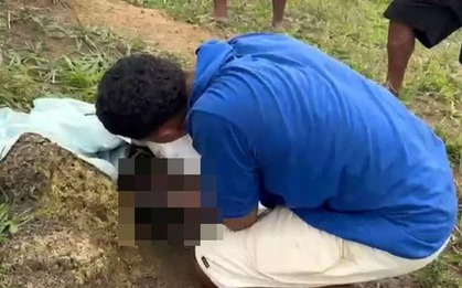 Nghe thấy tiếng khóc trong bụi rậm, người dân lại kiểm tra thì sốc nặng