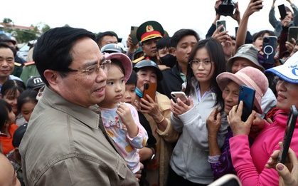 Thủ tướng thăm hỏi, động viên người dân vùng "rốn lũ" Đắk Lắk