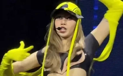 Bộ đồ bó sát của Lisa (BlackPink) bị chê phản cảm