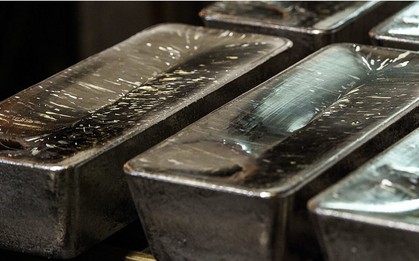 Từ bị lãng quên thành tâm điểm thị trường, tăng vượt xa giá vàng: chuyện gì đang xảy ra với bạc?