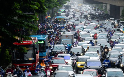 Hà Nội mưa lạnh 18 độ C ngày đầu tuần, người dân co ro giữa dòng xe ùn tắc