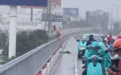 Người đàn ông cầm vật nhọn cứa cổ, nhảy xuống sông Sài Gòn