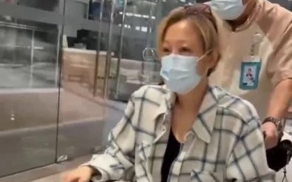 Nữ ca sĩ rách cơ lưng, phải ngồi xe lăn sau khi tập gym