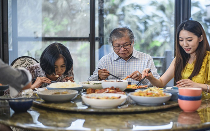 Sang nhà bà nội ăn cơm, con trai tôi buột miệng nói 1 câu khiến tất cả người lớn đứng hình: Không khí gượng gạo vô cùng!