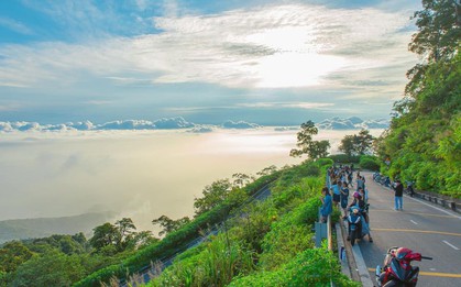 Cảnh tượng ngay lúc này ở Ba Vì, Hà Nội: Du khách trầm trồ nhận xét "Cả năm chỉ có 1 lần!"