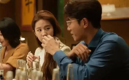 Họp lớp sau 10 năm ra trường, nhận được tin nhắn từ hoa khôi của lớp, tôi lặng lẽ thanh toán 70 triệu đồng: "Nếu hôm nay vắng mặt, tôi sẽ ân hận cả đời"