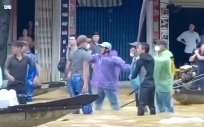 Làm rõ nhóm người dùng mái chèo đánh nhau giữa phố ngập lụt ở Huế