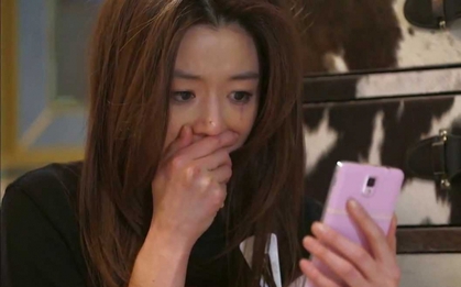 Nghe lời mẹ chồng, nửa đêm con dâu lén kiểm tra điện thoại chồng rồi run rẩy khi đọc được tin nhắn đầu tiên