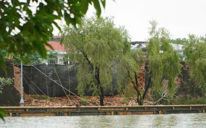 Mưa lũ khiến 1 đoạn tường Hoàng thành Huế bị sập