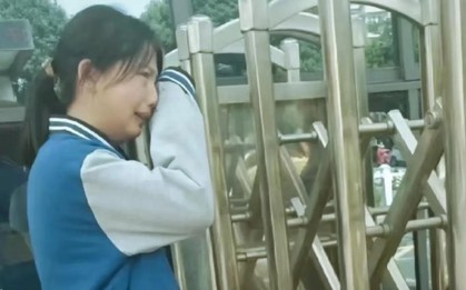 Giấy báo trúng tuyển ĐH bị cha giấu đi, con gái bỏ nhà 10 năm, ngày cha mất về dọn di vật rồi nằm khóc cả đêm