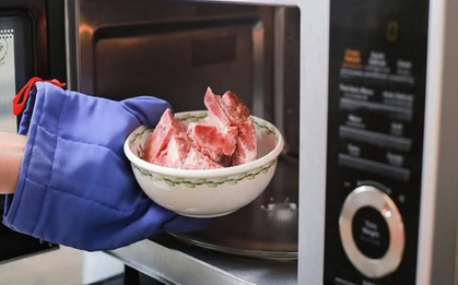 Rã đông thịt đừng dùng lò vi sóng mà thử 1 mẹo cực nhanh, chưa đến 5 phút thịt tươi ngon còn không bị ám mùi tanh