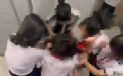 Vụ nữ sinh bị đánh hội đồng ở TP HCM: Gia đình đề nghị đuổi học nhóm học sinh, mời công an vào cuộc