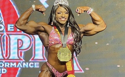 Cô gái có bắp tay cuồn cuộn đến đàn ông còn ngưỡng mộ nhưng nhìn gương mặt thì ngỡ ngàng