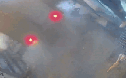 Thót tim xe tải lao nhanh tông hàng loạt ô tô, xe máy và người trong ngõ