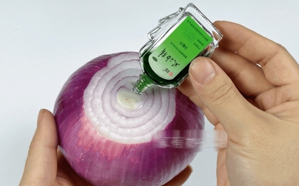 Nhỏ vài giọt dầu gió vào củ hành tây, tưởng nghịch dại ai ngờ hiệu quả hơn cả "vàng mười"
