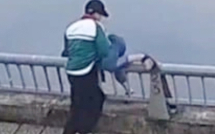 Bố của nam sinh bị bạn hành hung rồi hất xuống hồ: 'Hai cháu chơi thân, tôi không ngờ xảy ra chuyện'