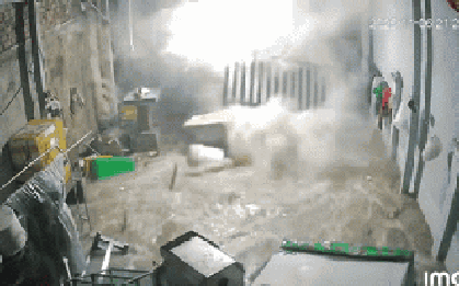 Clip sóng biển tràn vào nhà dân do ảnh hưởng của bão số 13: khoảnh khắc khiến tất cả kinh sợ