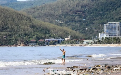 Bãi biển Quy Nhơn ngập rác